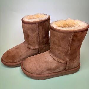 UGG Classic II Boot size Big Kid 1 in Chestnut
